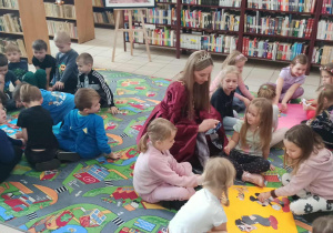 dzieci wykonują zadanie związane z bajkowymi postaciami