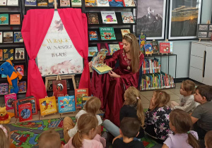 pani czyta dzieciom książkę