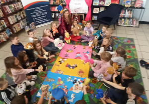 dzieci słuchają ciekawostek o bajkach