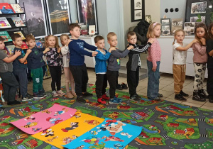 dzieci zwiedzają bibliotekę