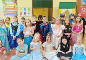 dzieci przebrane za bajkowe postacie