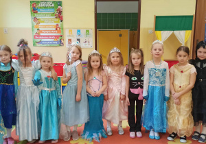 dzieci przebrane za bajkowe postacie