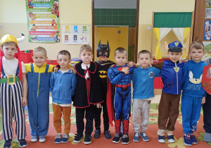 dzieci przebrane za bajkowe postacie