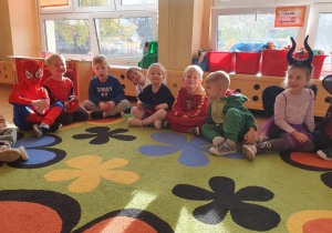 Na zdjęciach widać roześmiane dzieci przebrane za swoich ulubionych bohaterów