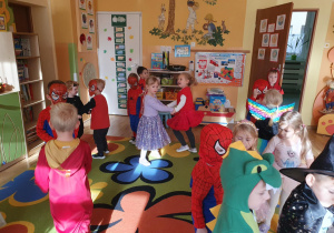 Na zdjęciach widać roześmiane dzieci przebrane za swoich ulubionych bohaterów