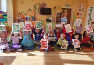 Na zdjęciach widać roześmiane dzieci przebrane za swoich ulubionych bohaterów – pojawiły się m.in. księżniczki, wróżki, Spider-Man, smok i wiele innych barwnych postaci.