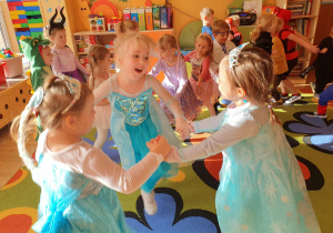 Dzieci z dumą prezentują swoje stroje, uczestniczą w zabawach ruchowych