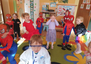 Na zdjęciach widać roześmiane dzieci przebrane za swoich ulubionych bohaterów