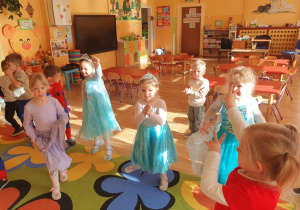 Na zdjęciach widać roześmiane dzieci przebrane za swoich ulubionych bohaterów