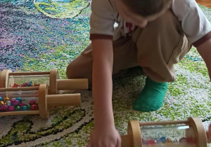 dziecko wykonuje ćwiczenia