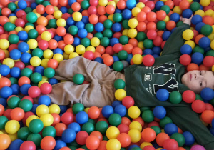 zabawy z basenie z kulkami