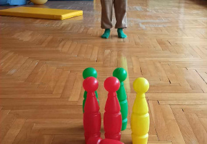 chłopiec gra w kręgle