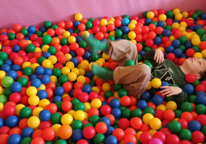 zabawy z basenie z kulkami