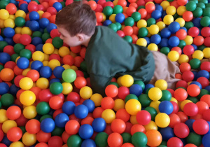 zabawy z basenie z kulkami