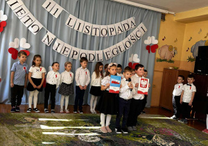 Na następnym zdjęciu widzimy dzieci, które recytują wiersze o Polsce.