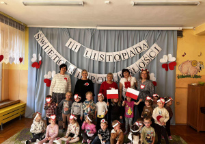 dzieci z grupy z grupy II pozuja do zdjęcia