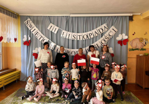 zdjęcie ukazuje wspólny grupy II – dzieci z dumą trzymają w dłoniach flagi w barwach narodowych.