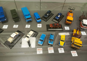 modele pojazdów z okresu PRL-u, ustawione na stoliku w sali.