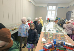 dzieci oglądają wystawę modeli samochodowów