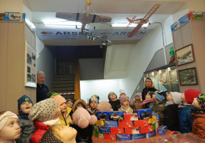 dzieci oglądają wystawę modeli samochodowów