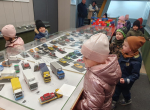 Wystawa modeli pojazdów z minionych epok