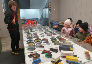 Tata Nikodema prezentuje swoją kolekcję i opowiada dzieciom ciekawostki na temat pojazdów z dawnych lat.