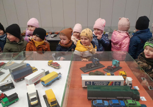 Dzieci z zaciekawieniem oglądają modele pojazdów