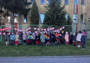 Na twarzach dzieci widać radość i dumę z udziału w akcji promującej budowanie bezpiecznych