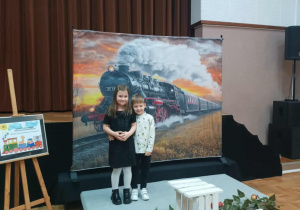 dzieci stoją na scenie