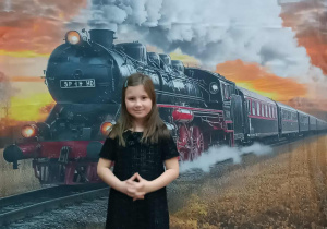 dziewczynka recytuje wiersz