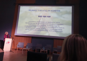 bezpłatna, anonimowa pomoc telefoniczna 800 100 100 dla rodziców oraz nauczycieli w sprawach bezpieczeństwa dzieci