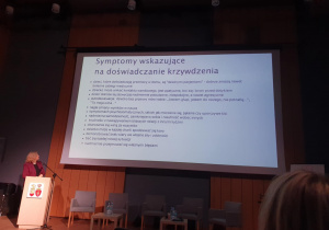 symptomy wskazujące na doświadczenie krzywdzenia