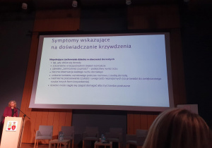 symptomy wskazujące na doświadczenie krzywdzenia