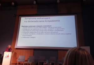 symptomy wskazujące na doświadczenie krzywdzenia