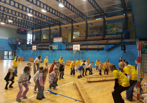 zabawy przedszkolaków na sali gimnastycznej