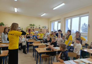 zwiedzanie sali lekcyjnej w szkole