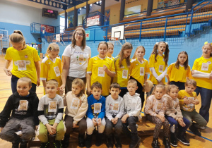 przedszkolaki pozują do zdjęcia