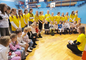 zabawy integracyjne przedszkolaków na sali gimnastycznej