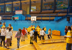 zabawy integracyjne przedszkolaków na sali gimnastycznej