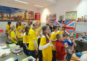 szukanie misia w sali lekcyjnej