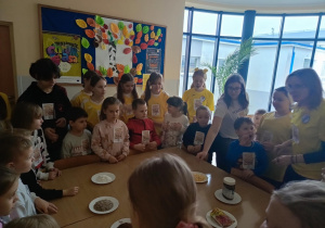 dzieci odgadują przysmak misia