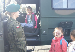 dzieci zwiedzają pojazd wojskowy
