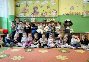 dzieci z pluszakami pozują do zdjęcia