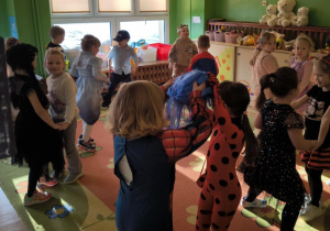 dzieci w strojach karnawałowych tańczą w parach