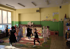 taneczna zabawa podczas zabawy andrzejkowej
