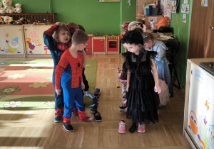 wróżba andrzejkowa, dzieci przekładają buty