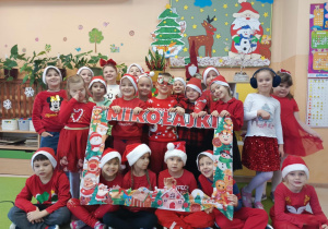 dzieci pozują do zdjęcia w czerwonych strojach