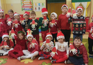 dzieci pozują do zdjęcia