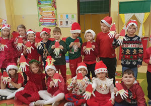 dzieci pozują do zdjęcia