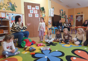 pani prowadzi zajęcia z dziećmi